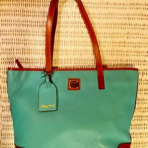 Absolutely beautiful Dooney & Bourke Handbag!